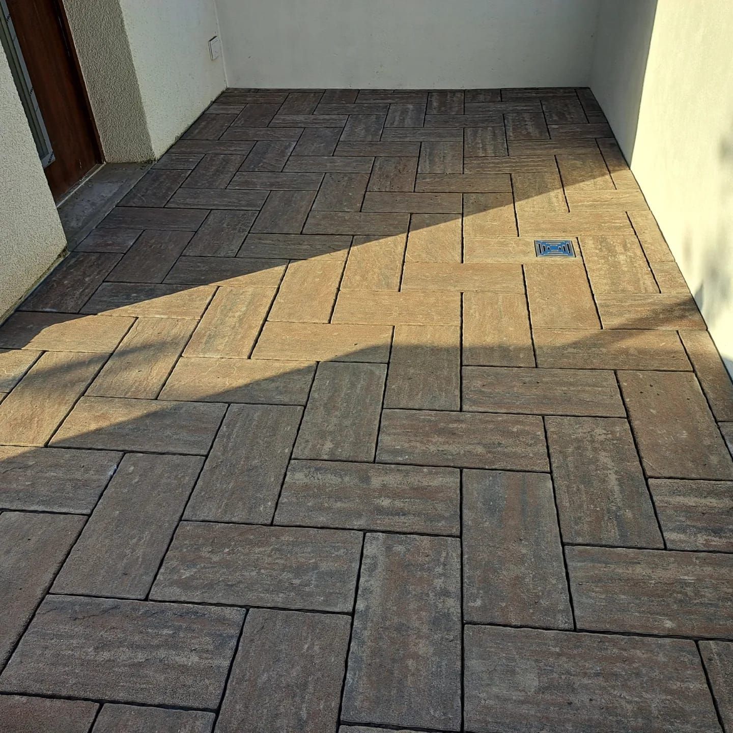Gepflasterte Terrasse mit Entwässerung